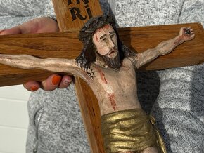 Starožitný dřevěný kříž s malovaným Ježíšem ze dřeva - 3