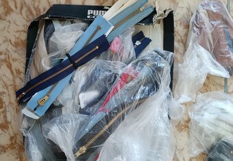Nové zipy - 6 kg, stovky kusů různých délek a barev - 3