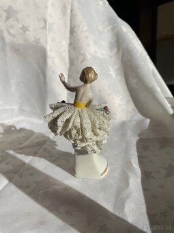 Porcelánová soška baletky s krajkovou sukní - 3