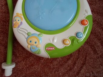 Playskool Kolotoč nad postýlku broučci, hraje a svítí - 3