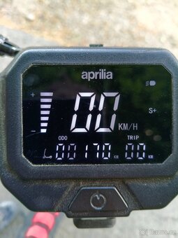 Elektrokolobezka Aprilia sr1 - 3