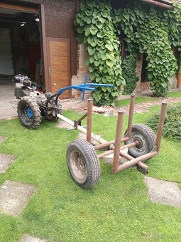 Malotraktor s vlekem na dřevo. - 3