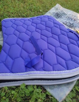 Fialová skoková dečka s kamínky na lemu - 3