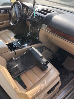 VW Touareg 4.0 V8 -DÍLY - 3