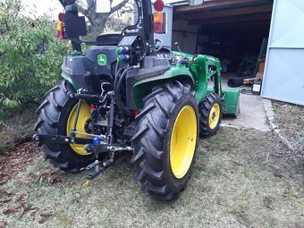 John Deere 3038E s nakladačem - 3