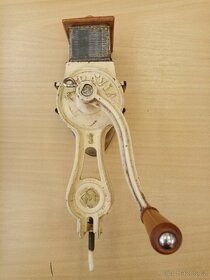 3 kusy starých mlýnků - 3