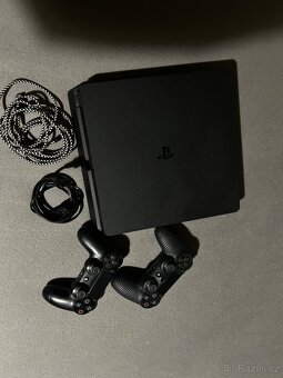 Prodám Ps4 slim 1TB, 2 ovladače - 3