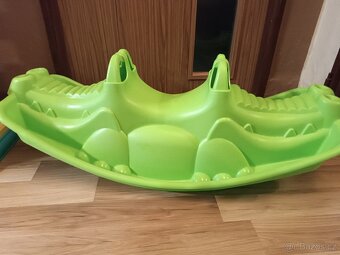 Houpačka krokodíl, červené odrážedlo - 3