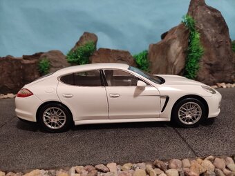 prodám model 1:18 porsche panamera 4S - 3
