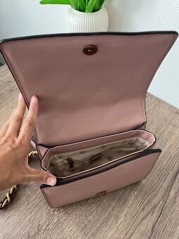 Starorůžová crossbody kabelka Guess - 3
