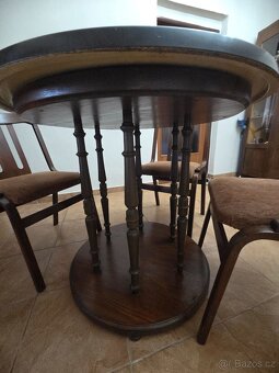 Kulatý stůl a pět retro židli - 3