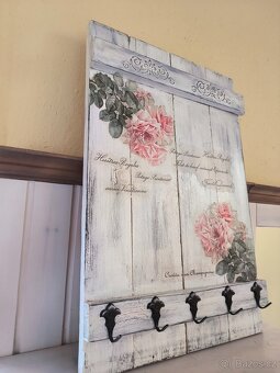 Prodám pěknou ručně dělanou malovanou desku na klíče. - 3