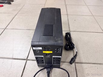Záložní zdroj UPS APC 1400 - 3