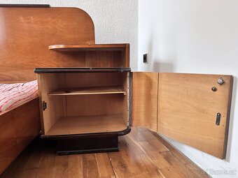 Ložnicový set - postel, noční stolky, skříně k renovaci - 3