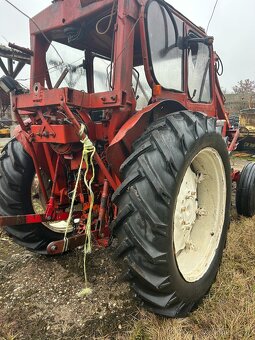 Traktor IH 624  - nepojazdný - 3