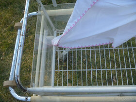 Kovová dětská postýlka na kolečkách, asi  z 50 let, Antik - 3