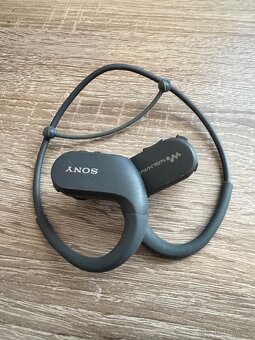 sluchátka Sony WALKMAN NWW-S413B černý - 3