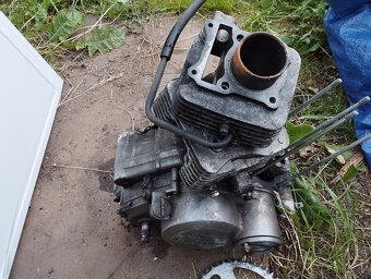 Motor Hyousung 125 na díly - 3