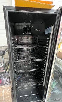 Prosklená lednice 400 černá top stav - 3