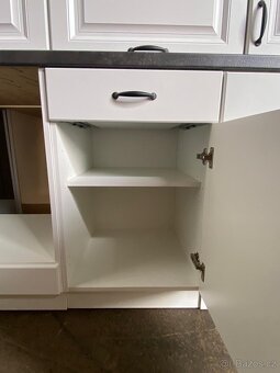 Moderní kuchyňská linka bez spotřebičů - 3