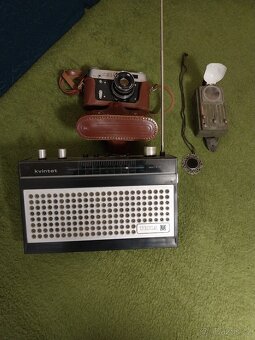 Prodám rádio, baterku,přívěšek,foťák. - 3