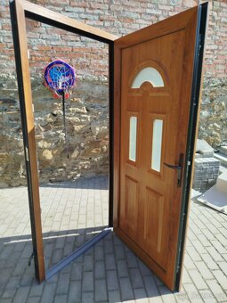 PLASTOVÉ VCHODOVÉ DVEŘE - 3
