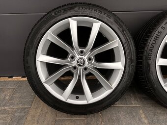 Originál Škoda Superb 235/45 r18 - 3
