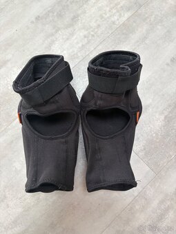 Fox chranice na kolena D30 - 3