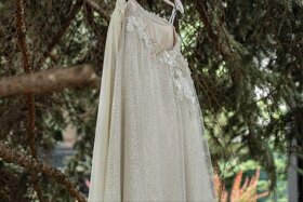 Svatební šaty ušité módní výtvarnicí - 3