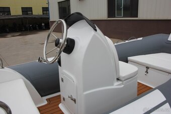 Nový nafukovací člun s laminátovým kýlem 3,9m max 40HP - 3