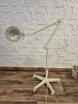 Kosmetická Lampa s lupou a stojanem - 3