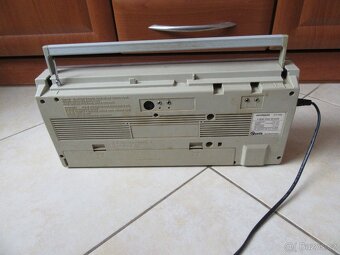 Nabízím radio Universum. Radio hraje. Chybí antena. Jen co j - 3