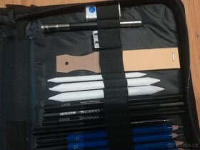 Penál s tužkami a pastelkami - 3