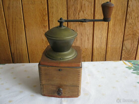 starý mlýnek na kávu,stará žehlička - 3