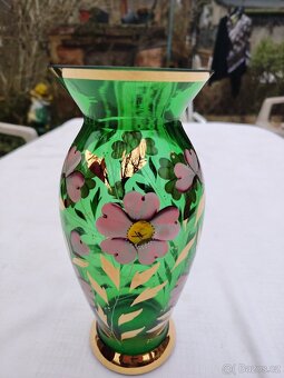 Zelená skleněná váza s květy - 3