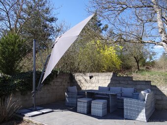 Designový závěsný slunečník s šedým potahem - 3