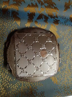 STŘÍBRNÁ PUDŘENKA  A BROŽ - 3