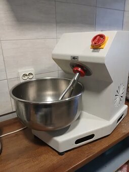 Prodám hnětač těsta v funkčním a dobrém stavu. - 3
