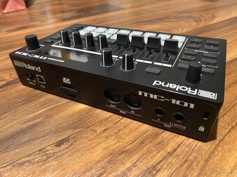 Roland MC-101 + case - 3