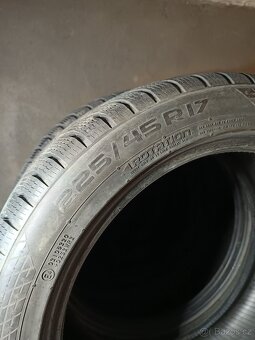 Prodám zimní 225/45 R 17 - 3