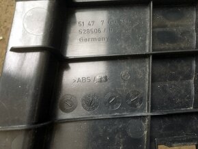 Zbytky dílů BMW E61 - kryt kufru, madlo dveří, spínač kufru - 3