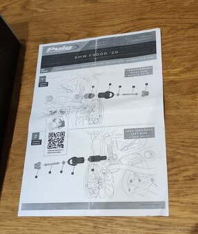 BMW F900 R - Padací protektory PUIG, včetně náhradních gum - 3