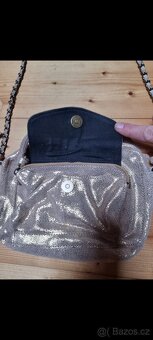 Zlatá kožená crossbody kabelka PIECES - 3