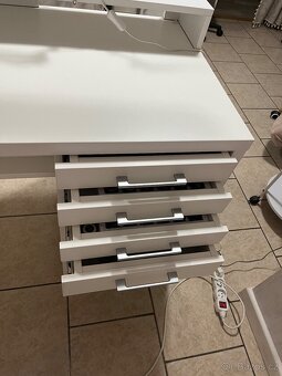 Stůl pro manikérky - 3