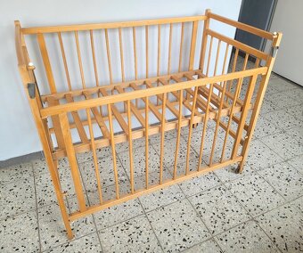 Dětská postýlka - světlé dřevo, s velmi kvalitní matrací - 3