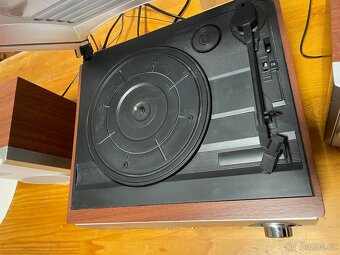 Gramofon s rádiem, USB a AUX vstupem Hyundai - 3