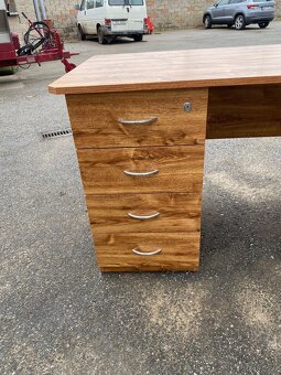 Kancelářský stůl, pěkný, včetně šuplíků; více kusů i dekorů - 3