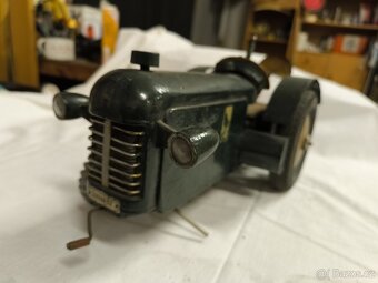 Starý model traktoru Zetor 25 - 3