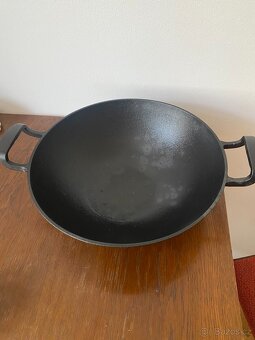 Litinový wok Uno Casa 32 cm se silikonovým víkem - 3