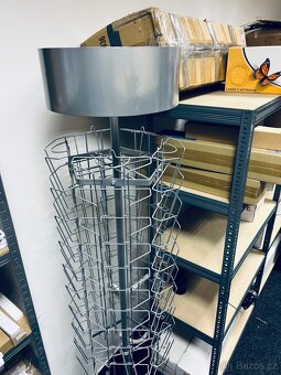 Kovový otočný stojan na prospekty - 3